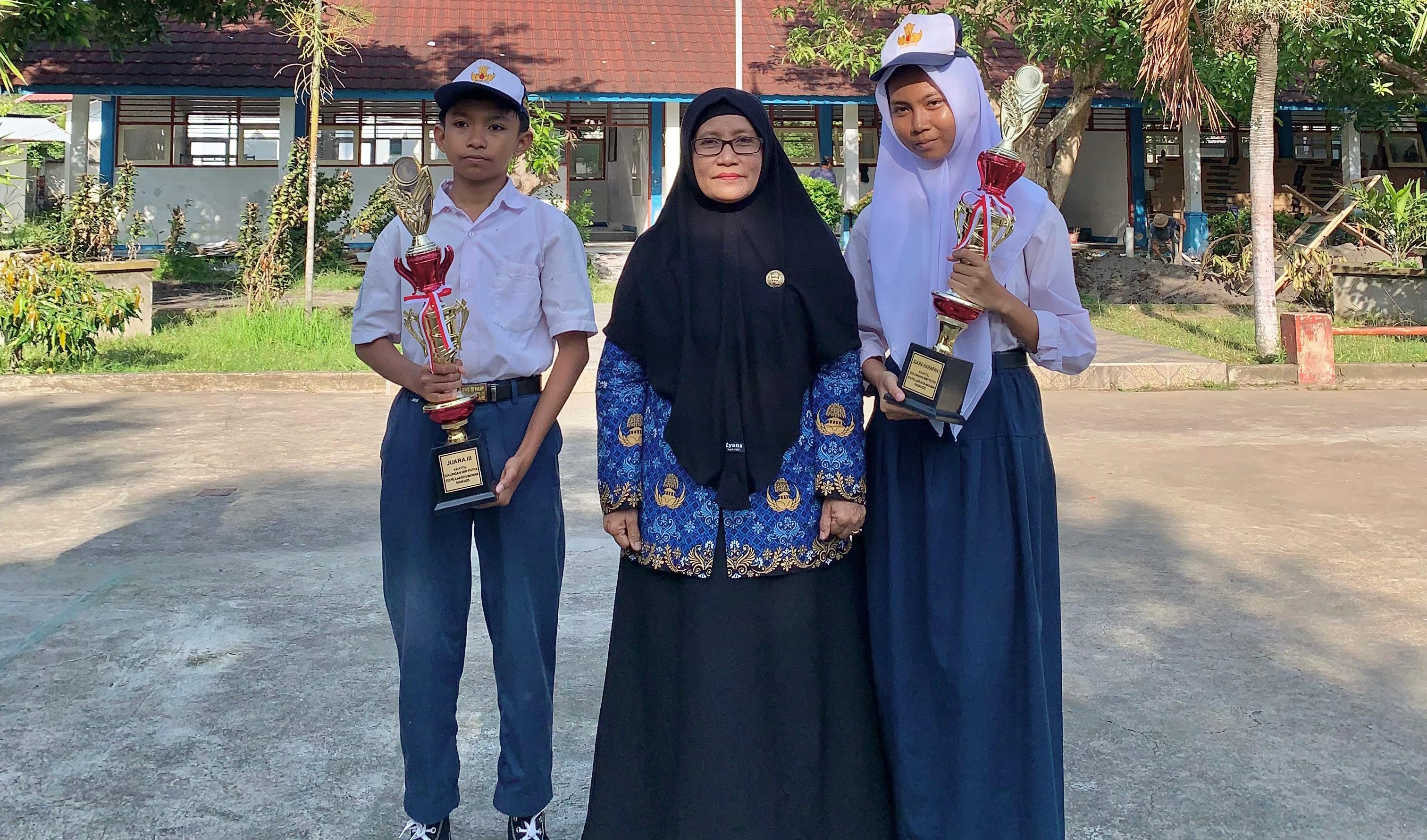 Plt Kepala SMPN 21 Mataram Hj Rohana Helmi foto bersama siswa berprestasi di halaman sekolah setempat, belum lama ini. SMPN 21 Mataram borong juara STQ dan LFPB.