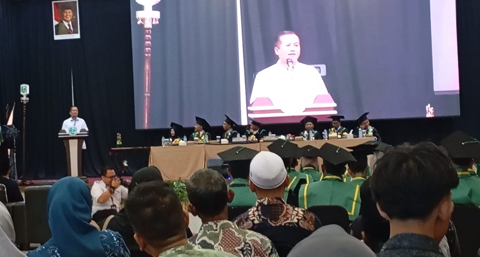 Gubernur NTB H Muhamad Iqbal memberikan sambutan pada acara wisuda STIT Al-Aziziyah, Kapek ke-12 di Hotel Grand Madani, Rabu (26/11).