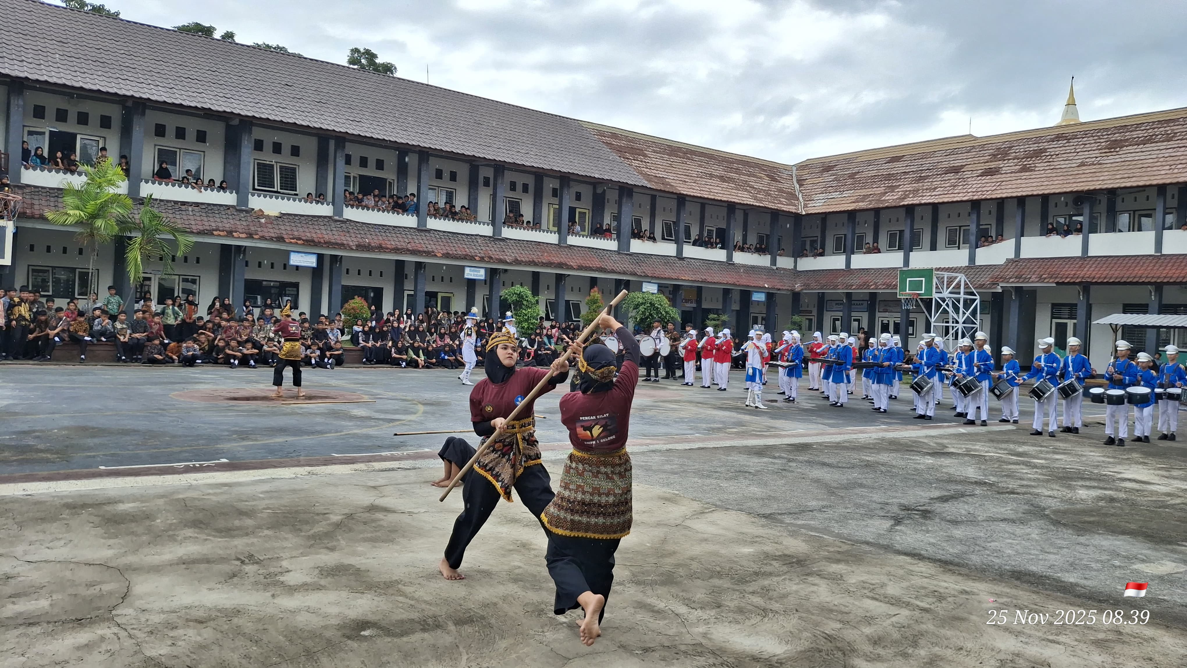 Siswa-siswi SMPN 1 Selong saat melakukan atraksi pencaksilat yang dikolaborasikan dengan Drum band