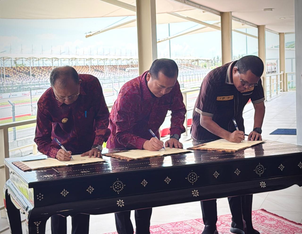 Gubernur NTB Lalu Muhamad Iqbal (tengah) Gubernur Bali I Wayan Koster (kiri), dan Gubernur NTT Emanuel Melkiades Laka Lena (kanan) saat menandatangani MoU KR-BNN di Sirkuit Mandalika, Selasa (25/11).