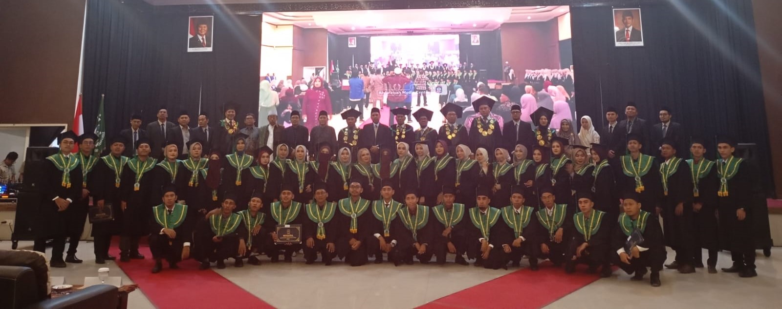 Para wisudawan STIT Al-Aziziyah, Kapek, Gunungsari, Lobar foto bersama senat, dan panitia, Rabu (26/11). STIT Al-Aziziyah gelar wisuda ke-12, luluskan 44 sarjana PAI berbasis Alquran dan hadis.