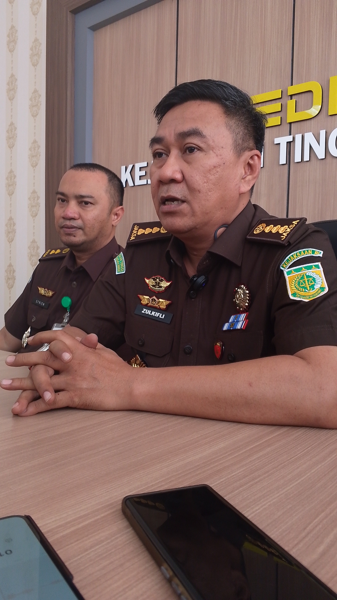 Aspidsus Kejati NTB Zulkifli Said memberikan keterangan terkait kasus gratifikasi DPRD NTB.