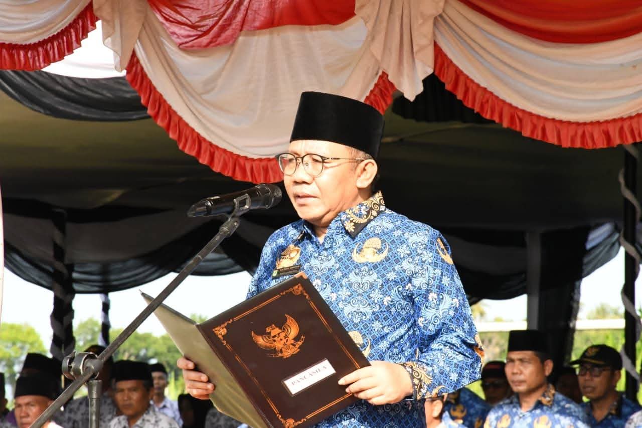 APRESIASI UNTUK PENDIDIK: Bupati Najmul Akhyar menjadi pembina Upacara Peringatan Hari Guru Nasional
