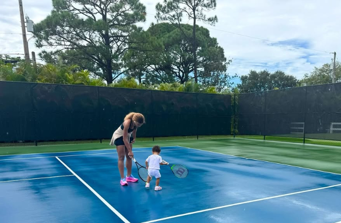 Serena Williams berbagi momen manis bermain tenis bersama putrinya Adira, membuat media sosial heboh dengan aksi keluarga yang menggemaskan.