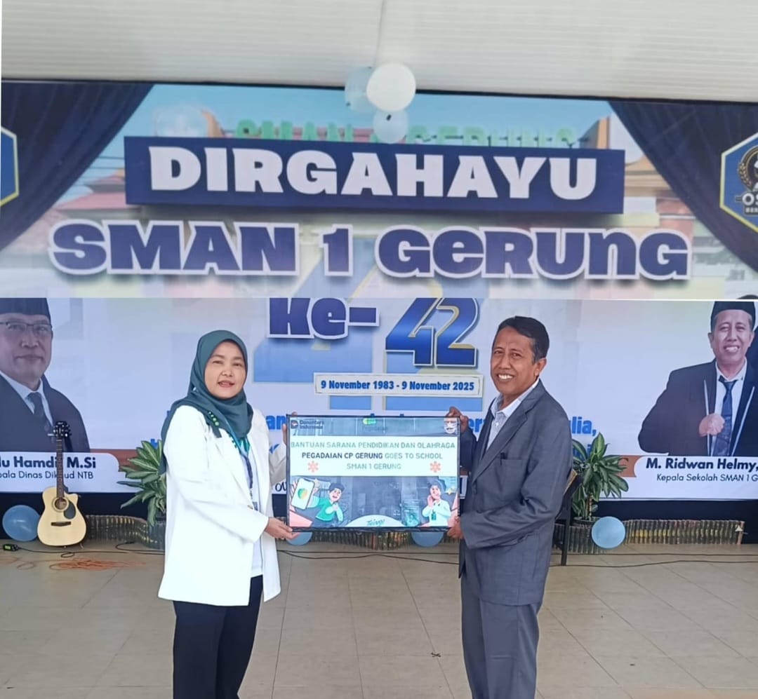 Penyerahan bantuan dari Pegadaian Cabang Gerung kepada SMAN 1 Gerung.