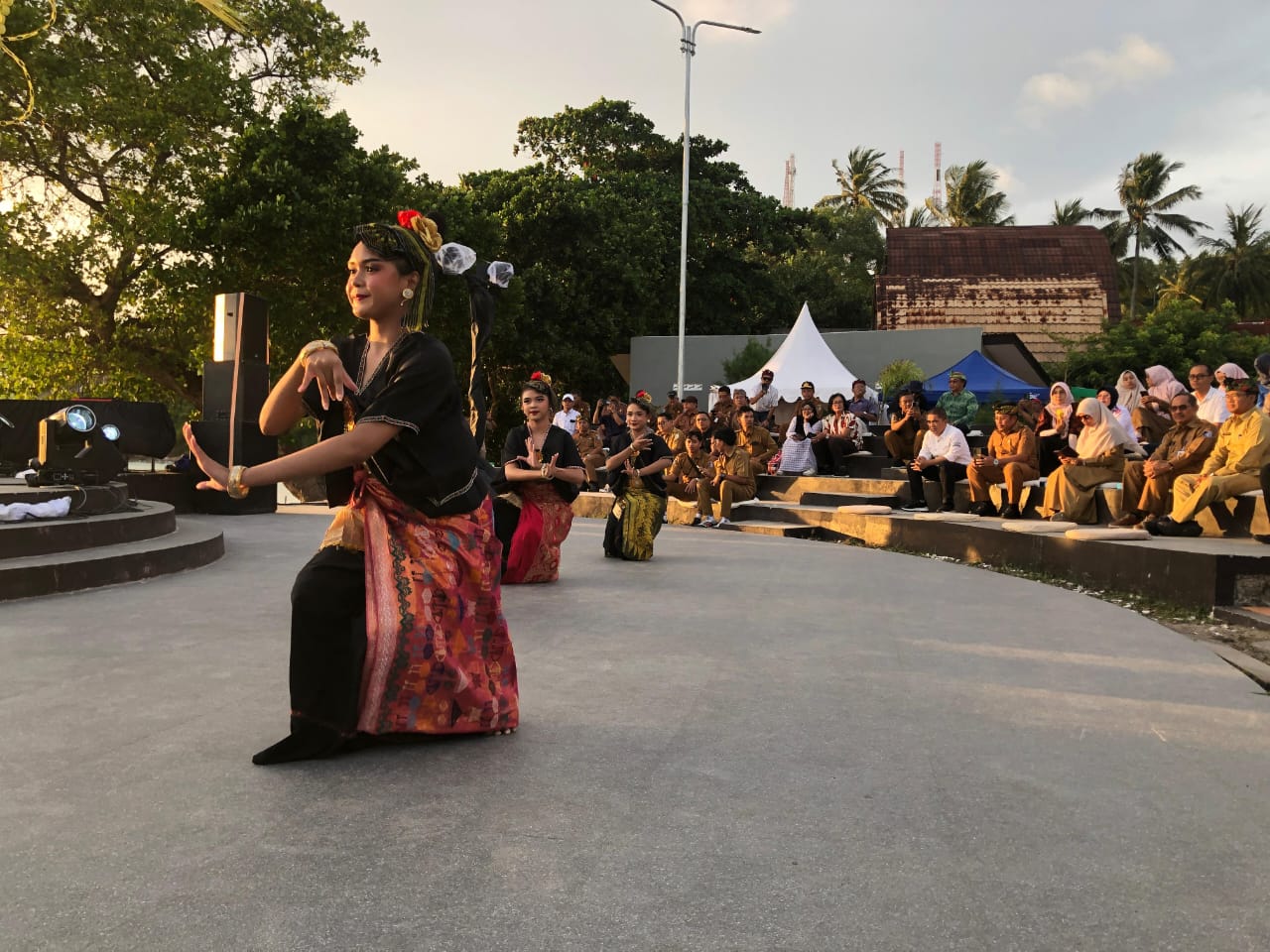 MEMUKAU: Sejumlah penari dari Sanggar Dende Anjani saat menampilkan tarian Dedare Nyesek saat launching Calendar of Event Dinas Pariwisata Lobar di Pasar Seni Senggigi, Senin (24/11).