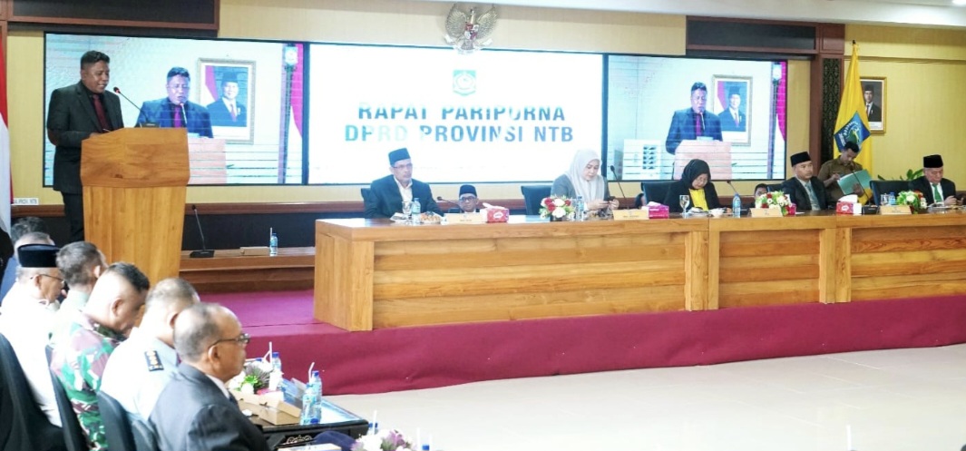 Ketua Bapemperda DPRD NTB Ali Usman Ahim (berdiri) menyampaikan 16 raperda usulan eksekutif dan legislatif yang masuk dalam prolegda 2026 pada rapat paripurna, Senin (24/11).