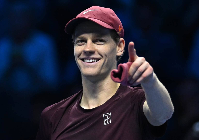 Jannik Sinner ukir sejarah ATP 2025 dengan memimpin statistik kemenangan servis dan pengembalian dalam satu musim, catatan yang belum pernah terjadi.