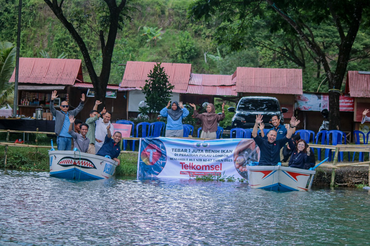Dukung Gerakan Gemar Ikan, Telkomsel Tebar Setengah Juta Benih di Lombok Barat, Perkuat Komitmen Entaskan Stunting NTB