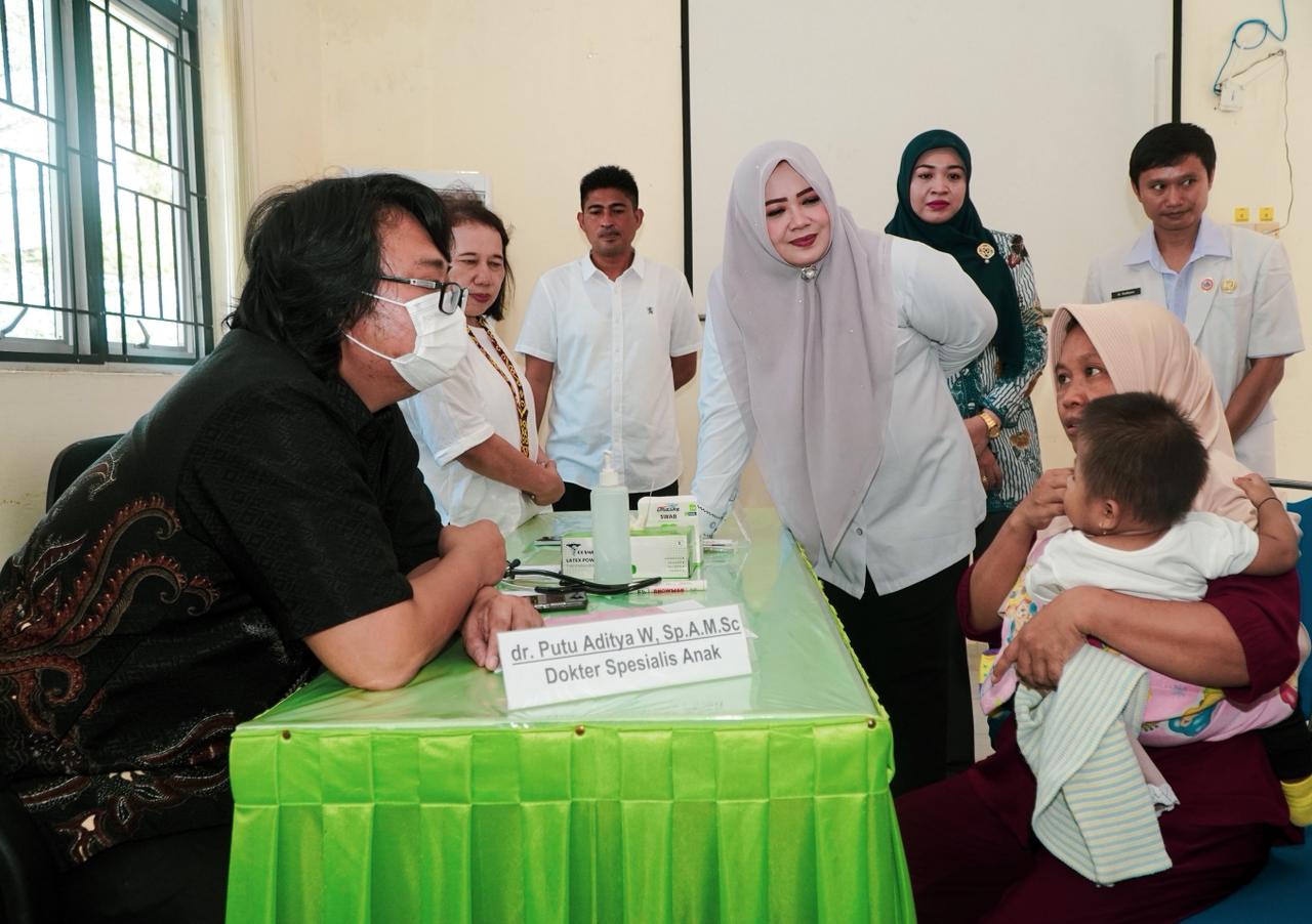 Wagub NTB Indah Dhamayanti Putri (tiga dari kanan) saat hadir  di kegiatan Gerakan Orang Tua Peduli Stunting di UPT Puskesmas Narmada, Rabu (26/11).