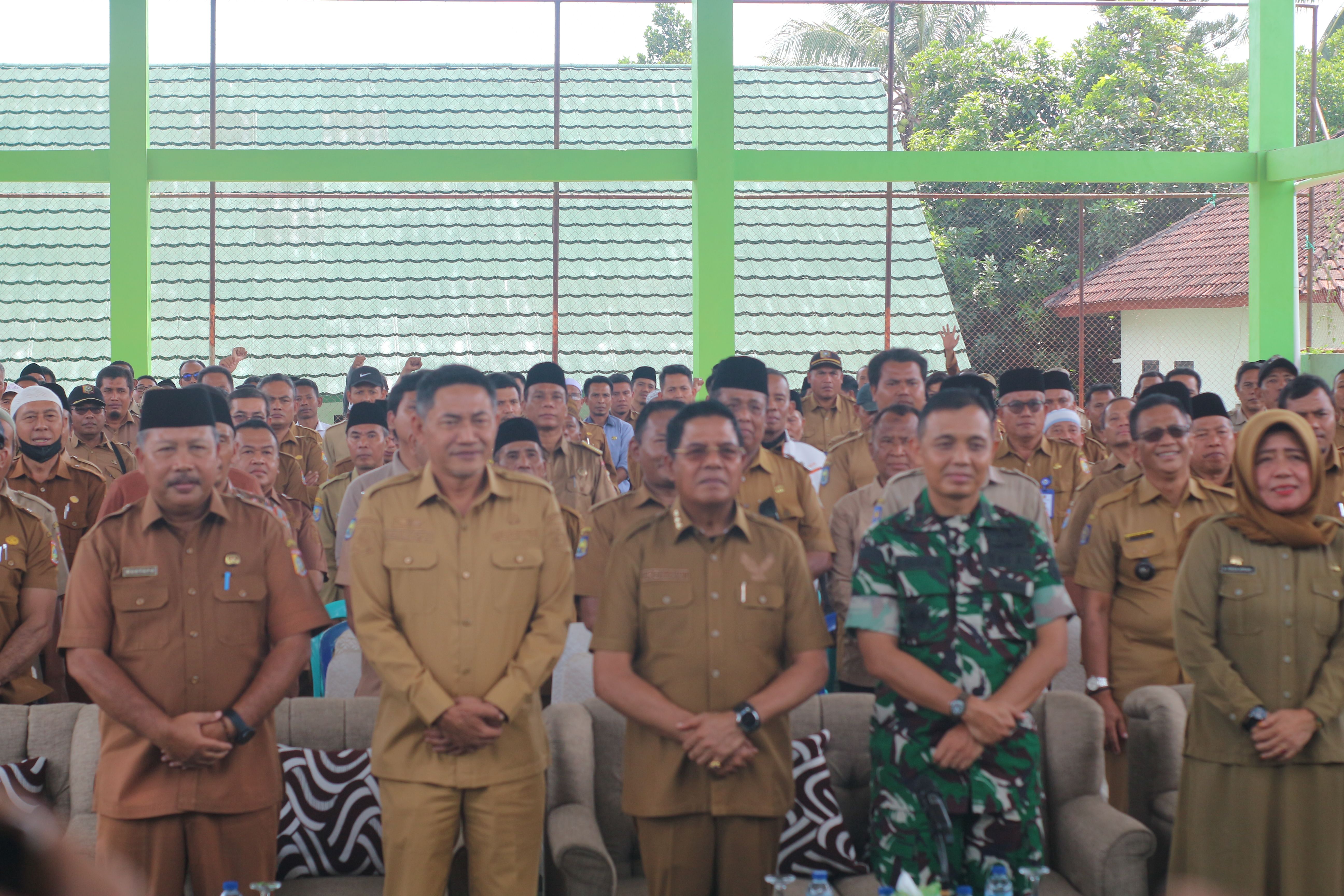 Bupati Lombok Timur Haerul Warisin saya rapat koordinasi bersama seluruh kepala desa dan Kodim 1615/Lotim terkait percepatan pembangunan Koperasi desa merah putih di Lotim, Selasa (25/11).