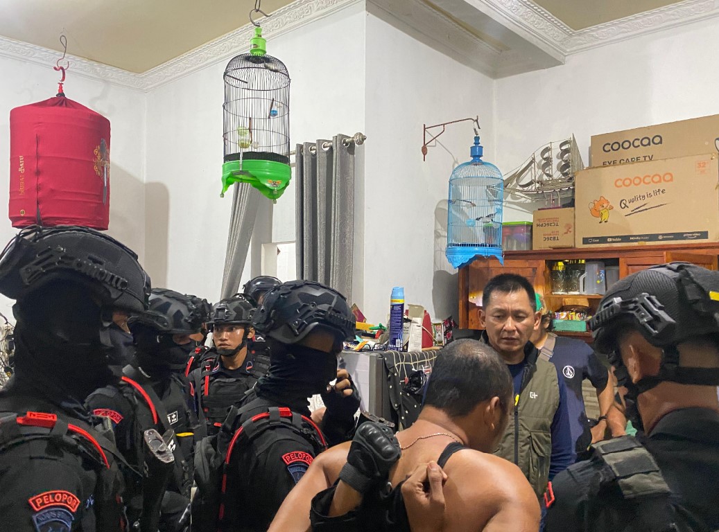 GEREMBEK: Anggota Polres Pekalongan saat menggerebek rumah bandar narkoba di Kecamatan Pekalongan Barat, Pekalongan, Jawa Tengah, Rabu (26/11) dini hari.