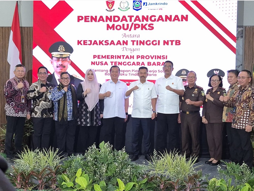 MoU: Gubernur NTB Lalu Muhamad Iqbal didampingi Wagub NTB Indah Dhamayanti Putri dan Kajati NTB Wahyudi bersama sejumlah pejabat saat penandatanganan MoU di Pendopo Gubernur.