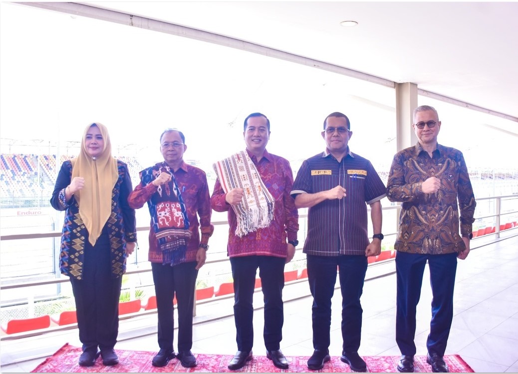 SUNDA KECIL: Gubernur Bali I Wayan Koster, Gubernur NTB Lalu Muhamad Iqbal (tengah), Gubernur NTT Emanuel Melkiades Lakalena, dan Wagub NTB Indah Dhamayanti Putri (kiri) saat penandatanganan MoU.