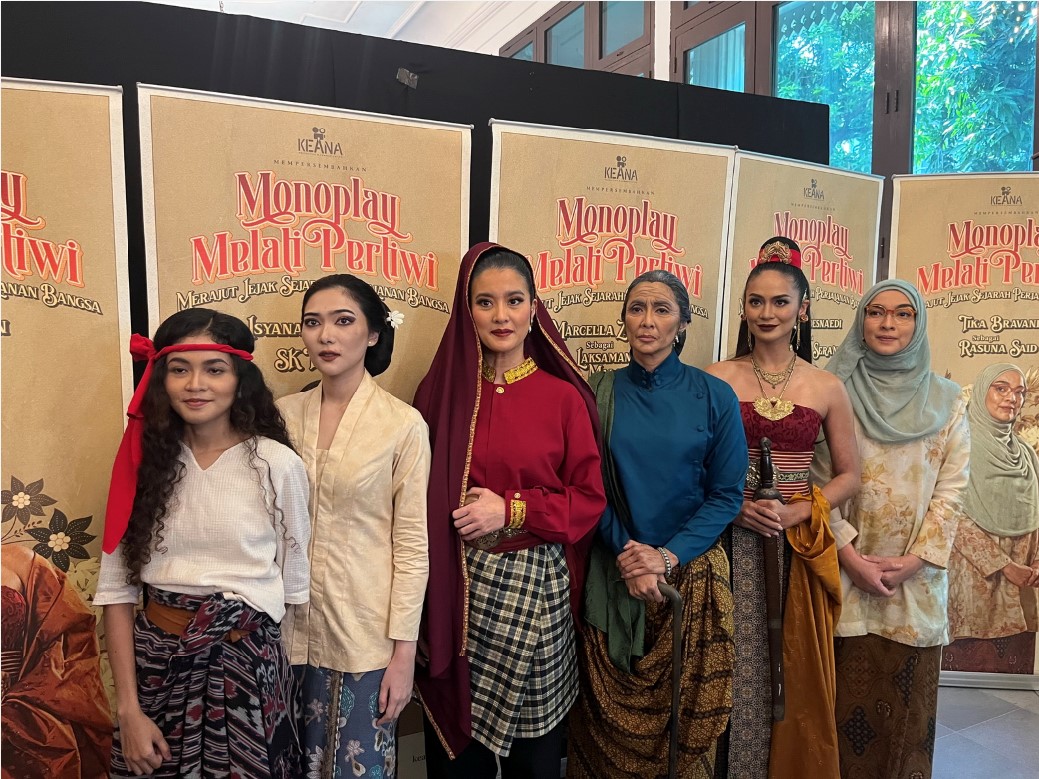 PANGGUNG TEATER: Sejumlah artis yang berperan menjadi jadi pahlawan di teater Monoplay Melati Pertiwi.
