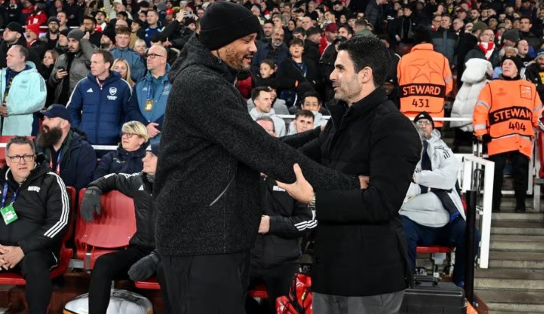 Pelatih Arsenal Mikel Arteta (kanan) bersama pelatih Bayern Munchen Kompany usai pertandingan Liga Champions.