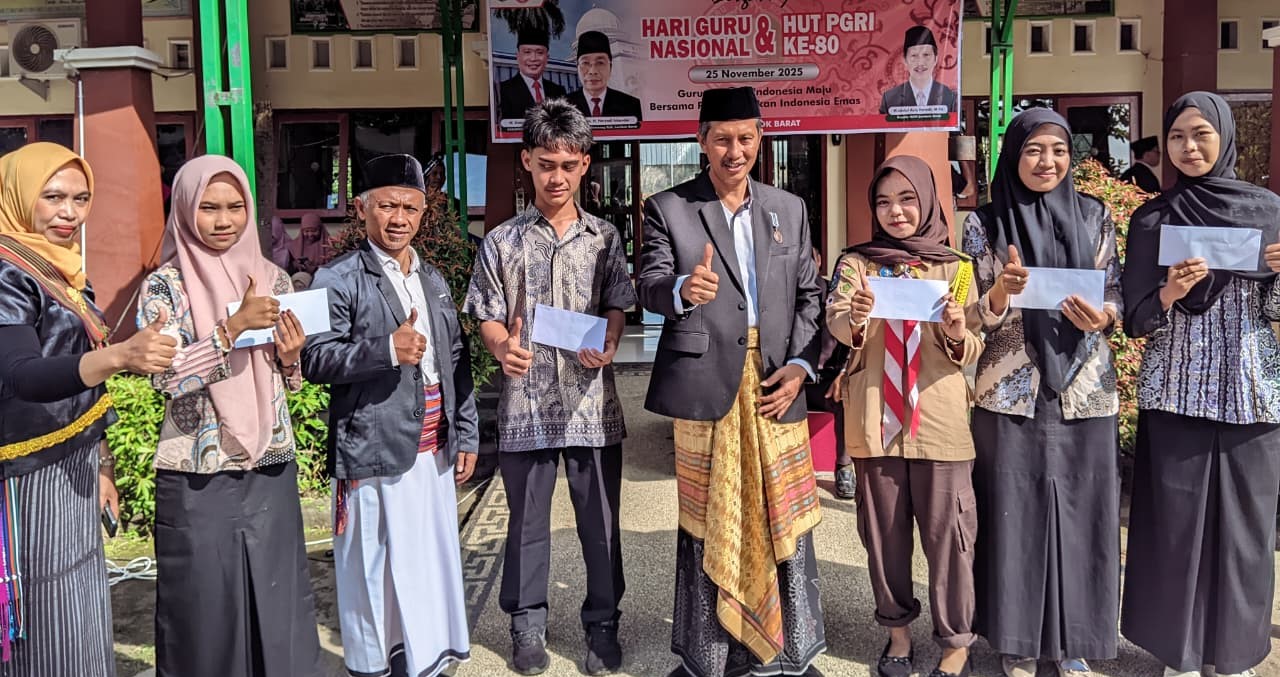 Kepala MAN Lobar H Abdul Azis Faradi memberikan apresiasi kepada guru inspiratif dan siswa berprestasi pada peringatan HGN 2025 di madrasah setempat, Selasa (25/11).