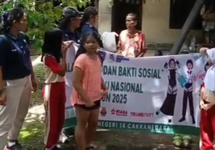Kepala SDN 14 Cakranegara Gusti Ayu Aryanthi bersama guru dan murid menyalurkan bantuan kepada lansia yang tinggal di lingkungan sekitar sekolah, Kamis (27/11).