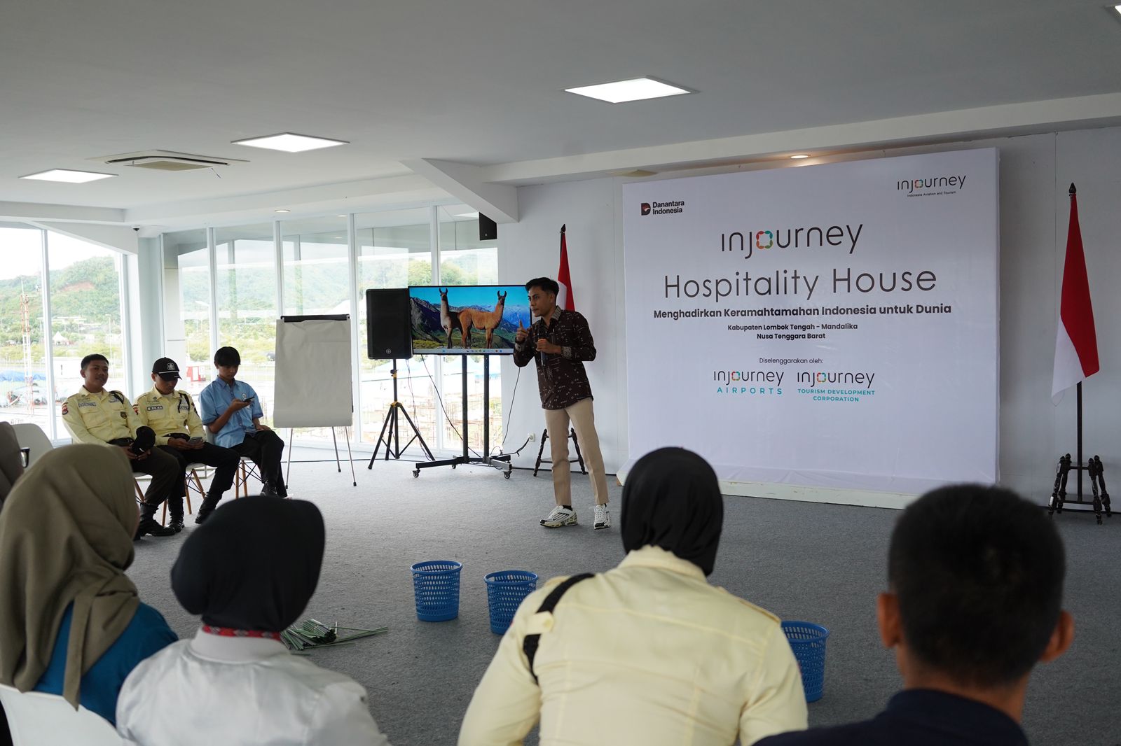 TINGKATKAN HOSPITALLITY: Puluhan masyarakat sekitar lingkar KEK Mandalika mengikuti pelatihan pengembangan SDM yang digelar ITDC di VIP Deluxe, Sirkuit Internasional Mandalika, Rabu (26/11).