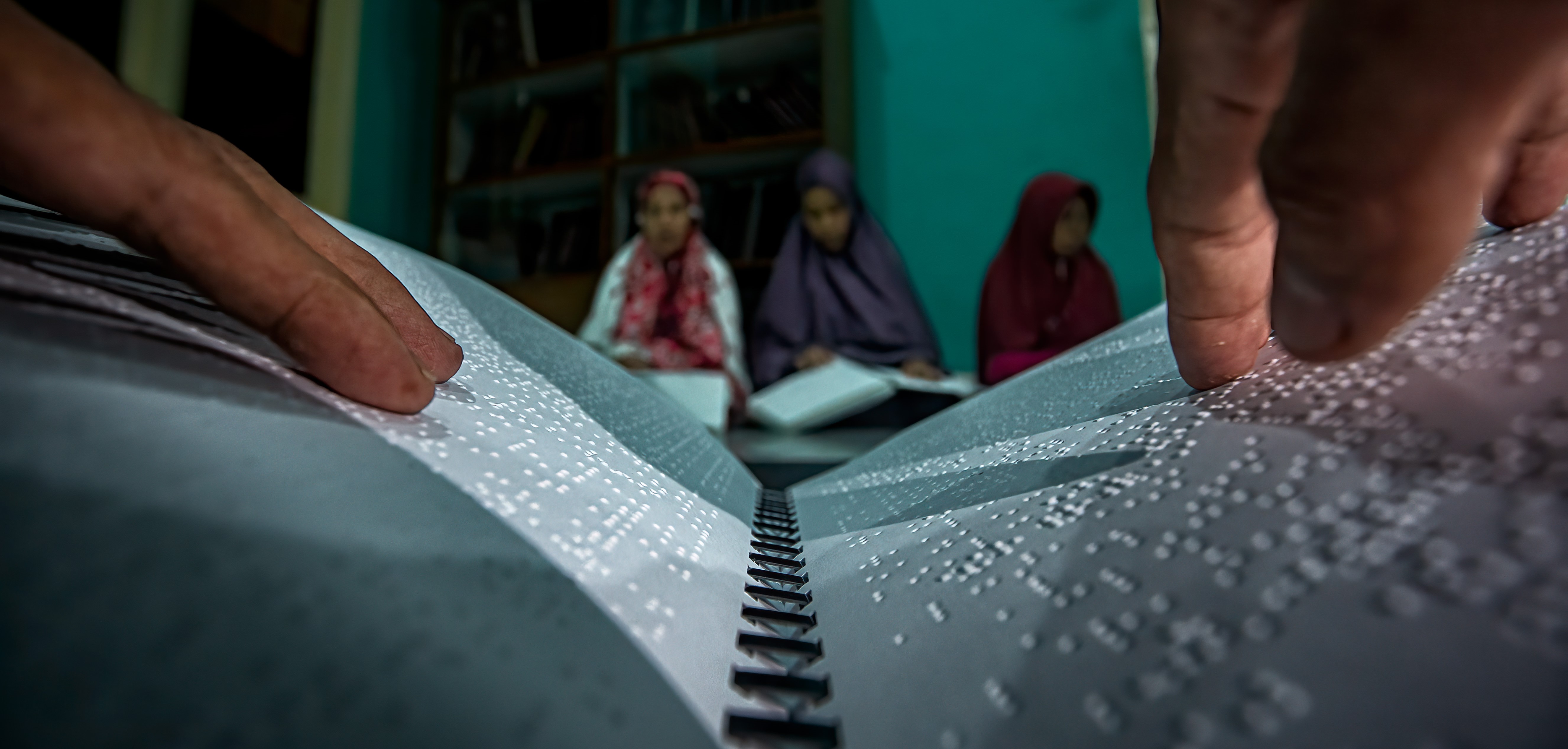 Para murid salah satu SLB di Kota Mataram saat membaca huruf braille, belum lama ini. Dikbud NTB tegaskan hak pendidikan ABK dan antisipasi bullying di SLB.
