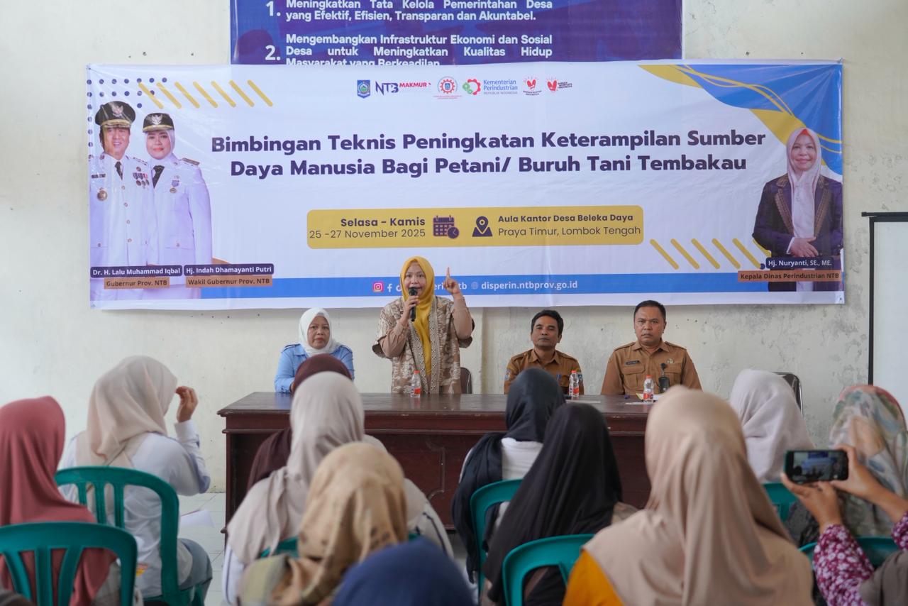 Kepala Disperin NTB Hj Nuryanti memberikan arahan dalam Bimtek peningkatan SDM petani dan buruh tani, di Lombok Tengah, Rabu (26/11).