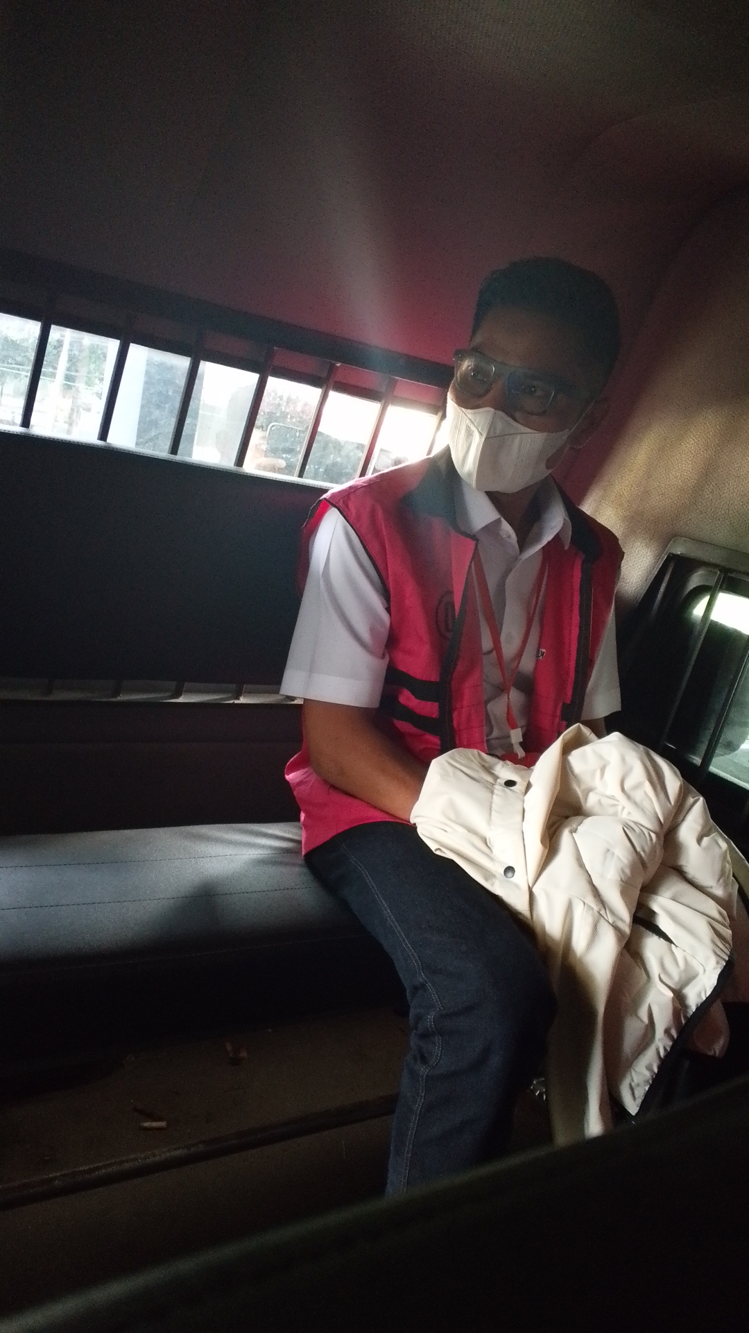 MELAWAN: Tersangka HK duduk di mobil tahanan Kejati NTB, beberapa waktu lalu.