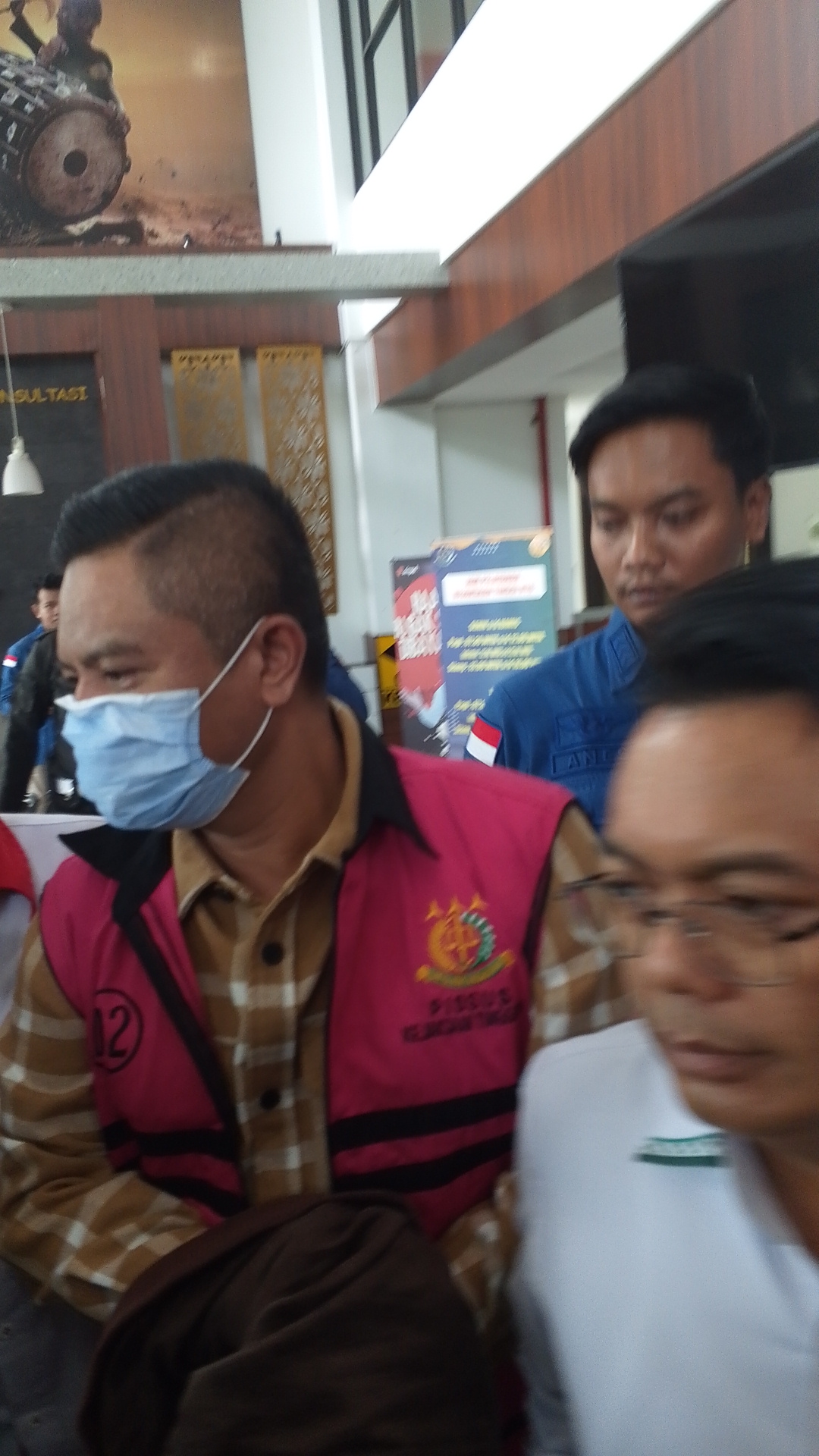 AJUKAN PRAPERADILAN: Tersangka IJU berjalan dikawal jaksa saat menuju mobil tahanan di kantor Kejati NTB, beberapa waktu lalu.