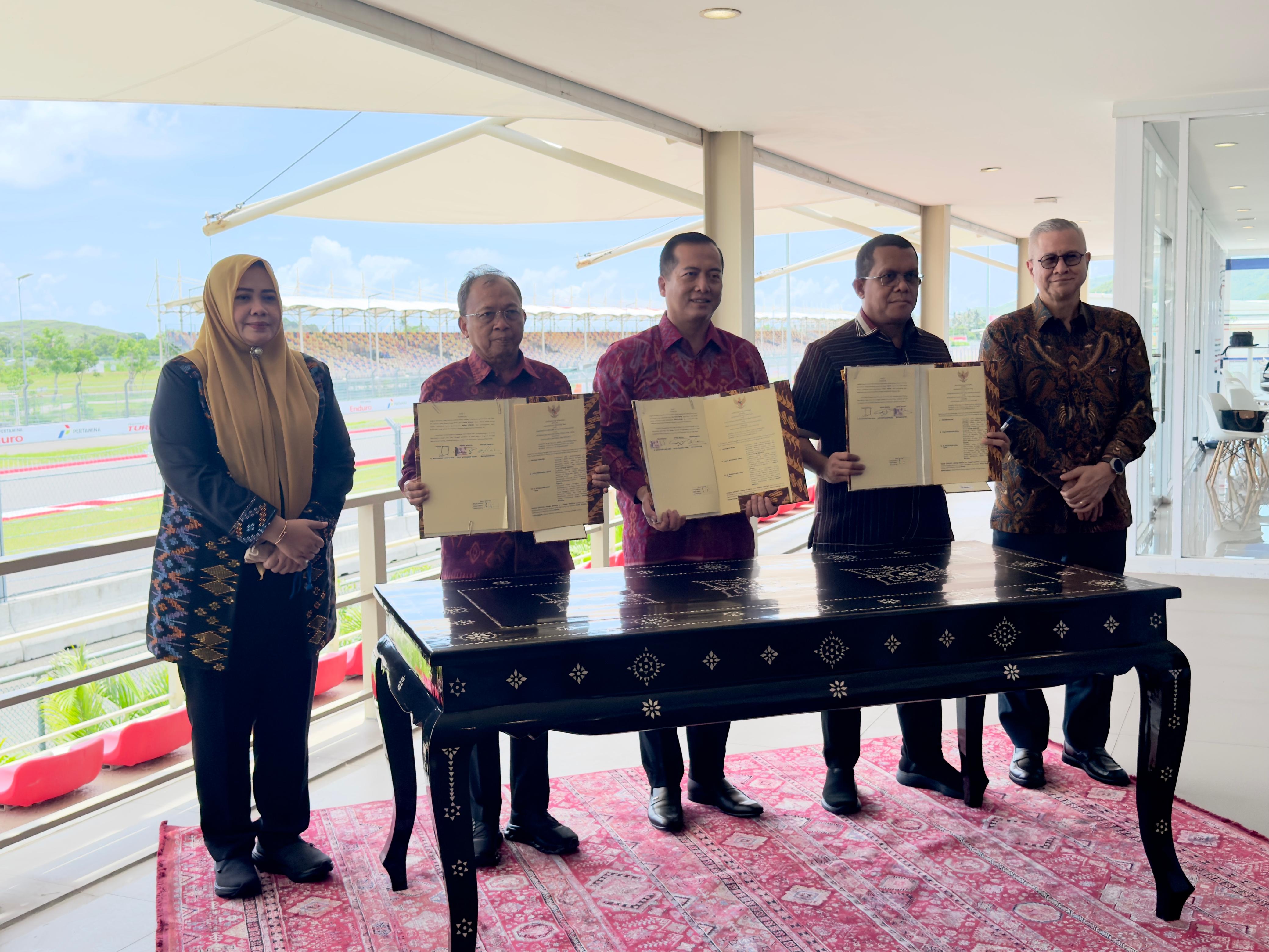 PERKUAT KOLABORASI: Tiga kepala daerah Bali, NTB dan NTT memperlihatkan MoU yang sudah ditandatangani, untuk kerja sama regional, di Sirkuit Mandalika, Selasa (25/11).