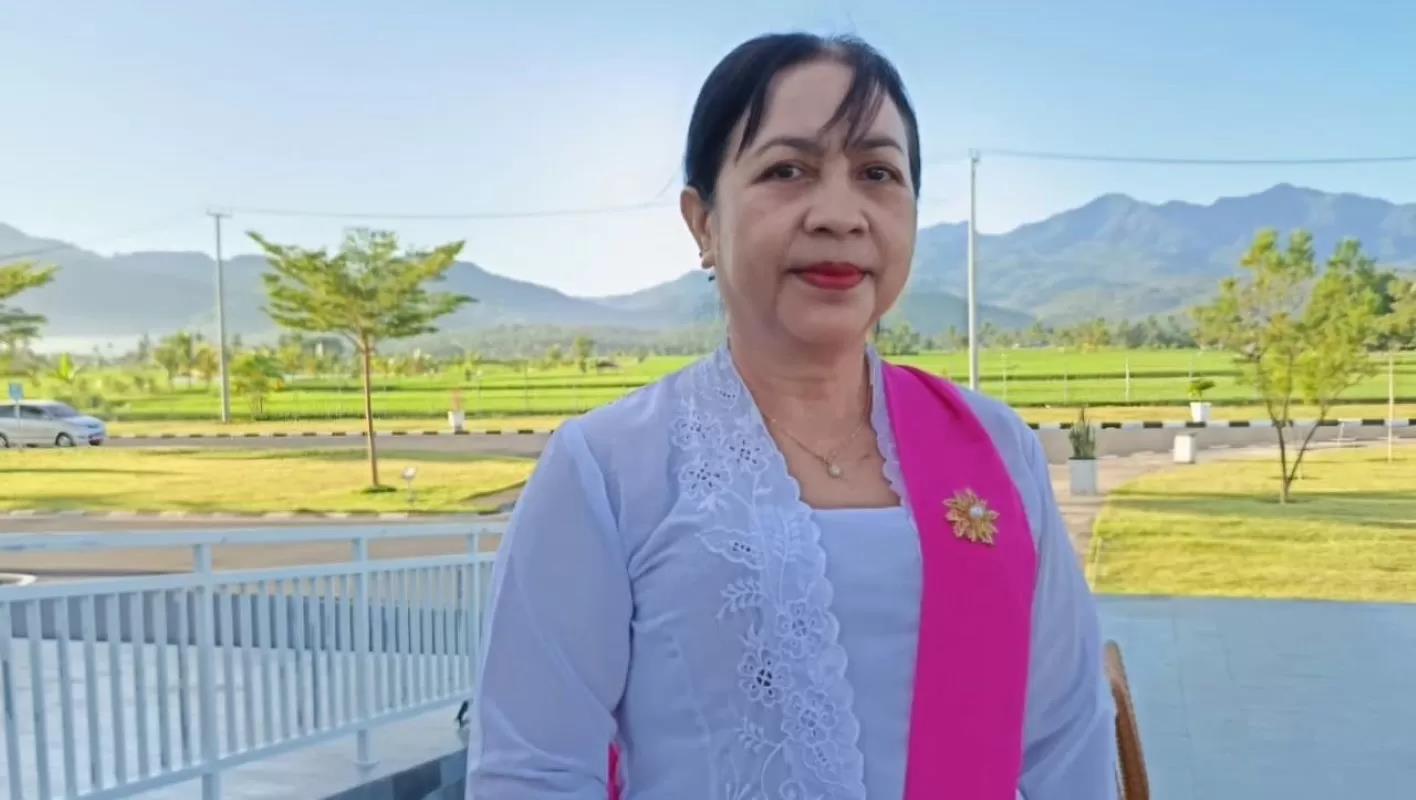Ni Ketut Suparmi, guru kesenian di SMP Negeri 1 Tanjung, Lombok Utara. (Istimewa)
