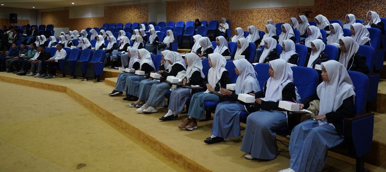Siswa SMA Islam Ulil Albaab NW saat berkunjung ke FKIK Unram, Senin lalu (24/11), siswa dapat wawasan dunia kampus.