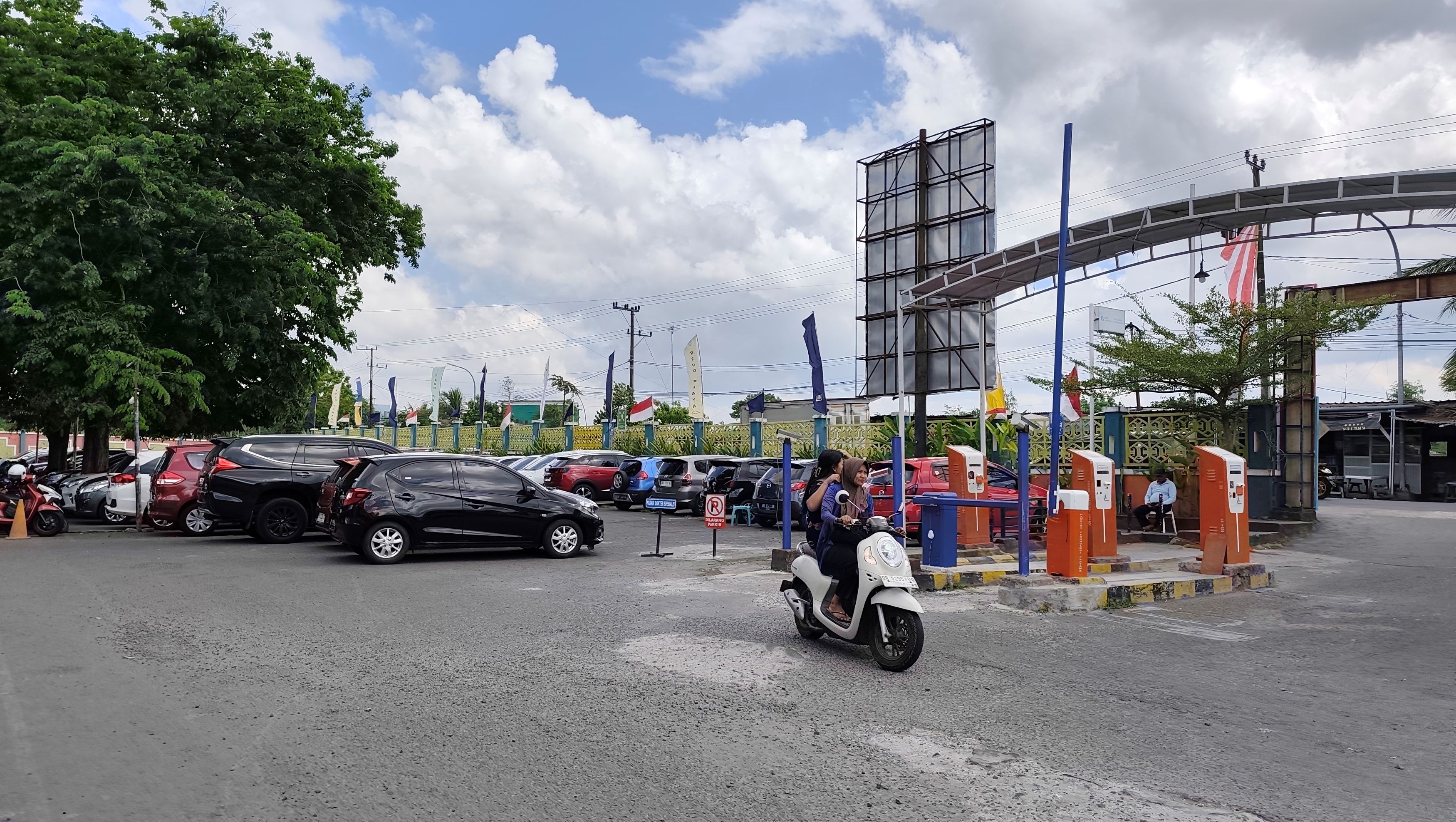 TUNGGU KETOK PALU: Pemotor melintas di area parkir RSUD Praya, Lombok Tengah, belum lama ini.