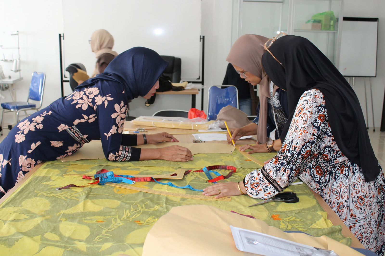 Pelaku UMKM NTB yang tengah praktik packaging makeover dan desain produk fesyen wastra NTB di PLUT KUKM, Mataram.