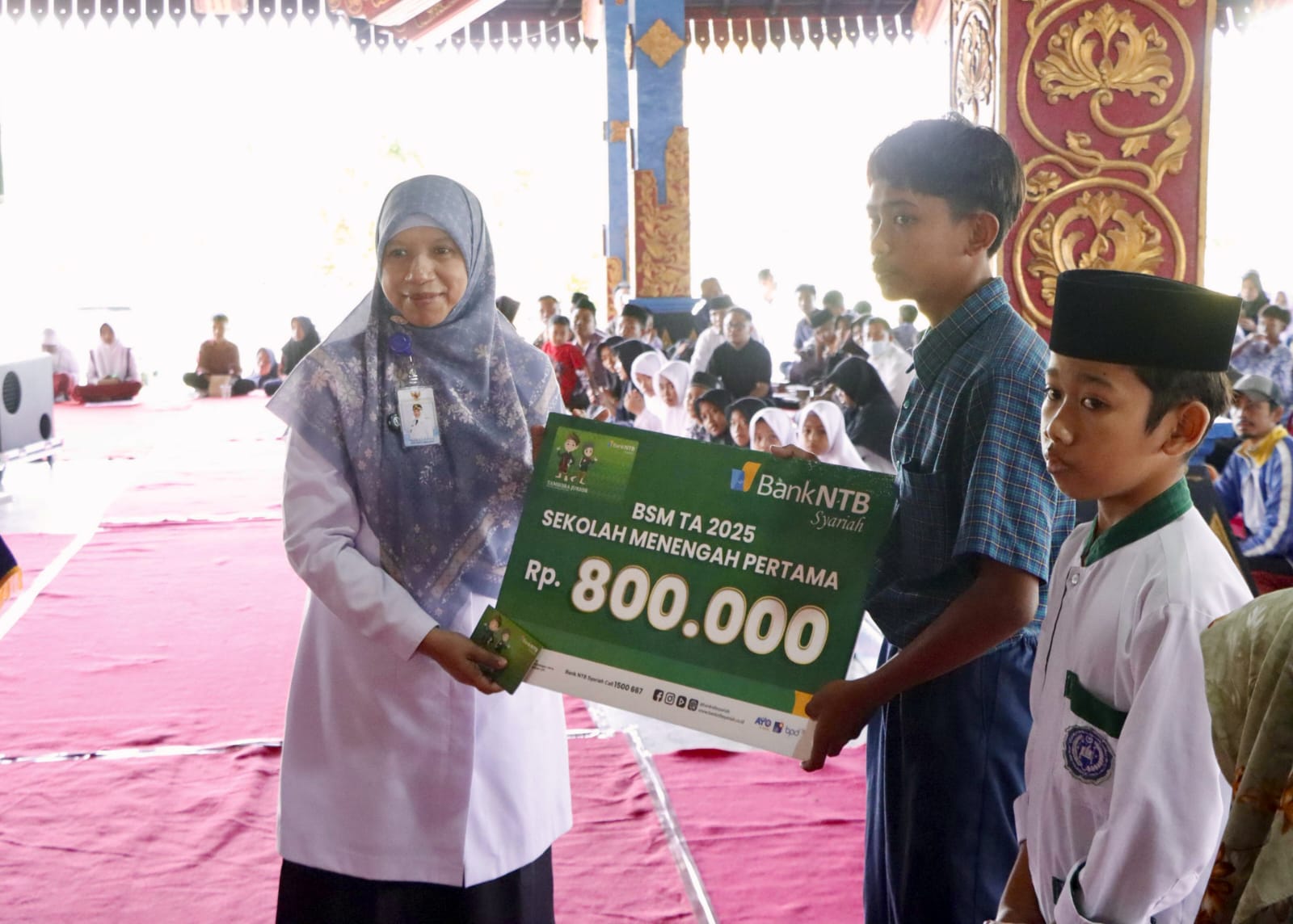 PEDULI PENDIDIKAN: Wabup Lombok Barat Nurul Adha menyerahkan bantuan secara simbolis kepada siswa kurang mampu di Bencingah Agung, Rabu (26/11).