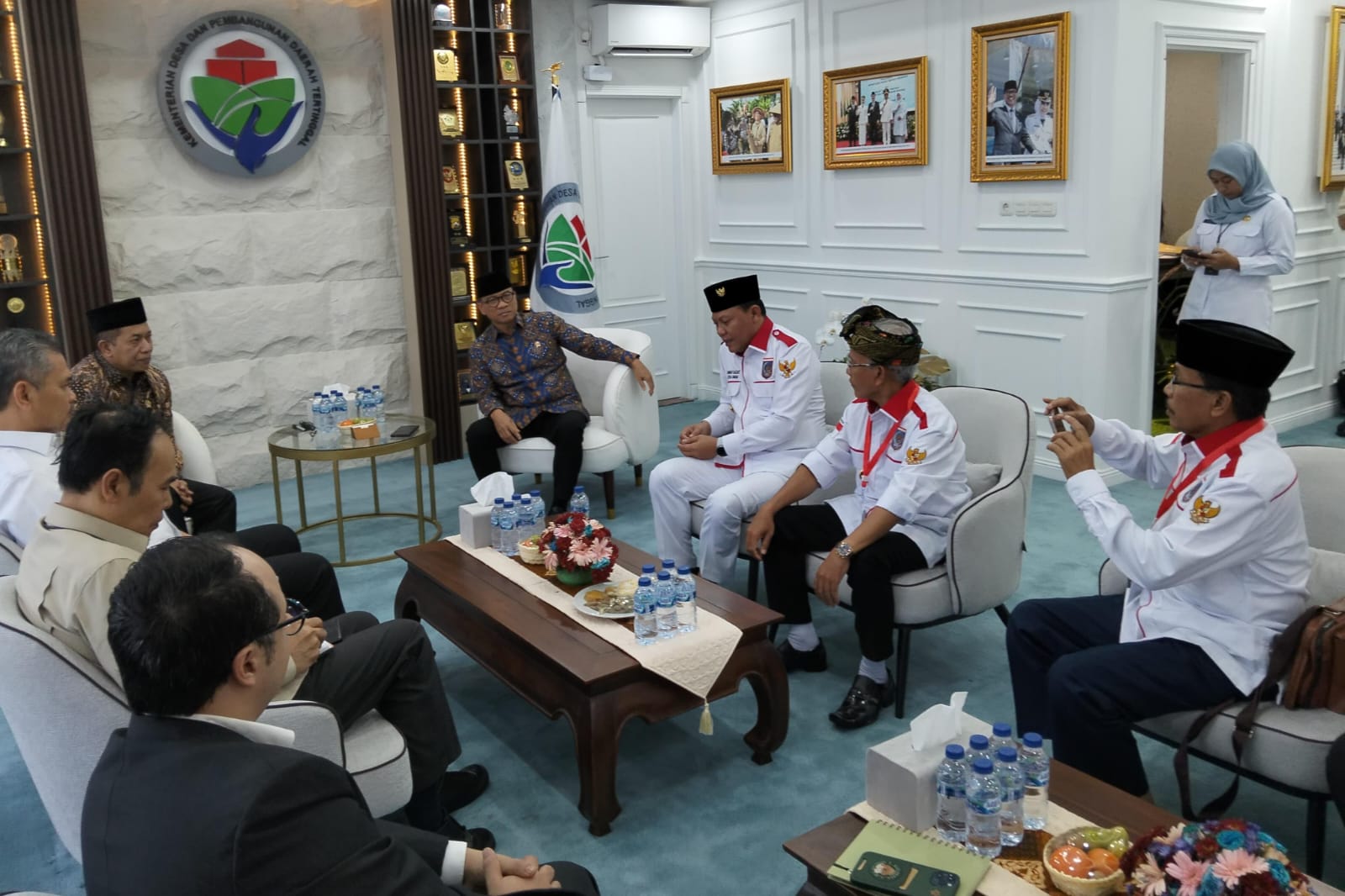 TEMUI MENTERI: Kepala Desa Senggigi Mastur yang juga Ketua APDESI Merah Putih NTB saat menemui Mendes dan PDT.