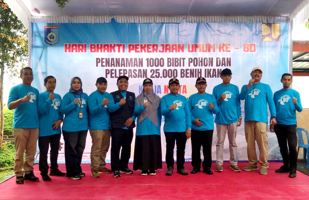PEDULI LINGKUNGAN: Hari Bhakti PU ke-80 diwarnai dengan penanaman 1.000 pohon dan pelepasan 25.000 benih ikan di Bendungan Meninting.
