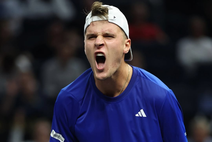Jakub Mensik jadi pemain pertama lolos Next Gen ATP Finals 2025 setelah juara Miami. Fonseca mundur karena cedera jelang turnamen Jeddah.