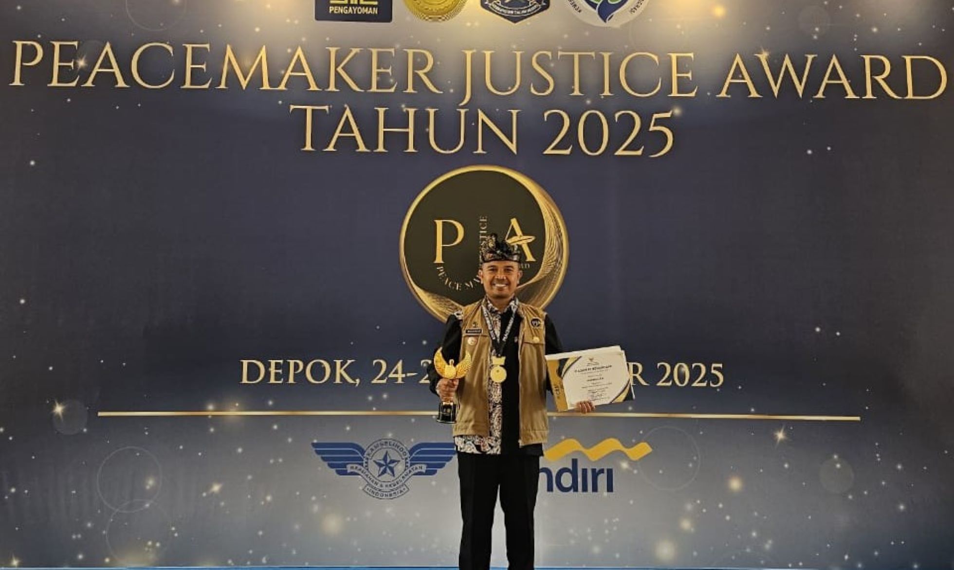 Lurah Pejarakan Karya Mulhakim SH menerima penghargaan Peacemaker Justice Award (PJA) 2025  dari Kementerian Hukum RI di Graha Pengayoman, Jakarta, pada Rabu (26/11).