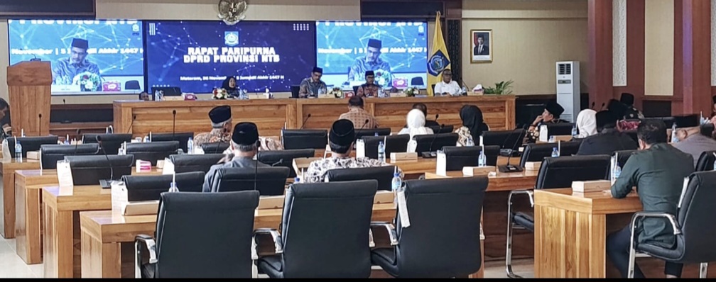 Anggota DPRD NTB Raihan Anwar yang menyampaikan interupsi soal ketidakhadiran gubernur dan wakil gubernur dalam rapat paripurna, Rabu sore (26/11). Rapat paripurna pun diskors hingga malam hari.