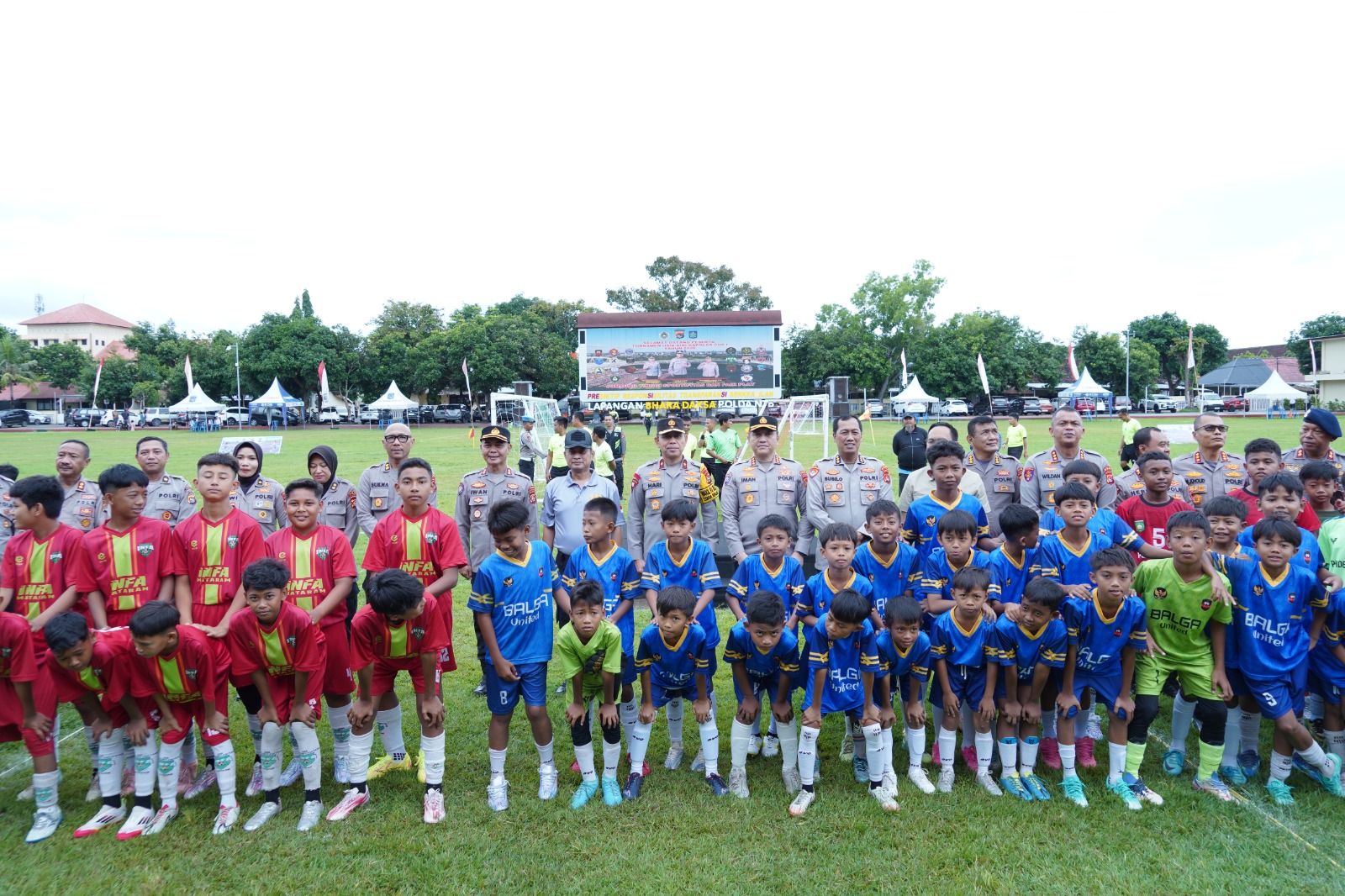 Wakapolda NTB Brigjen Pol Hari Nugroho (tengah/belakang) foto bersama tim yang akan berlaga pada Kapolda Cup I 2025, Kamis (27/11).