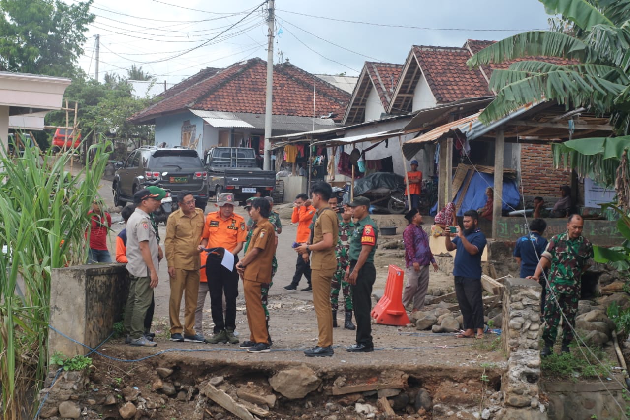 Kepala BPBD Lotim, Perwakilan Danrem, Inspektur Inspektorat NTB saat mengunjungi jembatan Aik Beta, Desa Perigi, Kecamatan Suela yang putus diterjang arus sungai beberapa hari lalu,