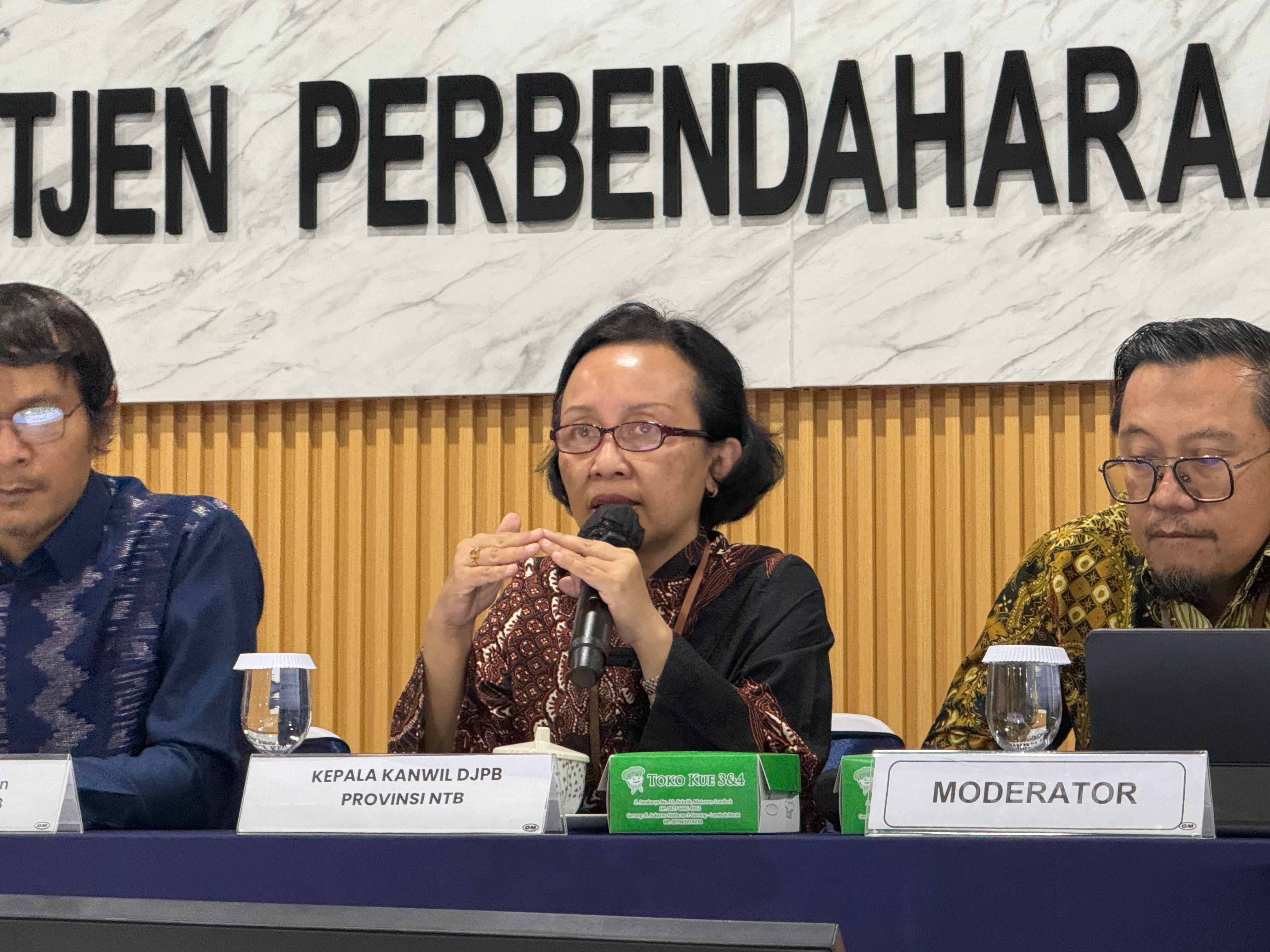 Kepala Kanwil DJPb NTB Ratih Hapsari Kusumawardani (tengah) saat temu media dengan tema APBNKita - Menjaga Momentum Pertumbuhan NTB dengan Sinergi APBN dan Program Prioritas Nasional, Kamis (27/10).