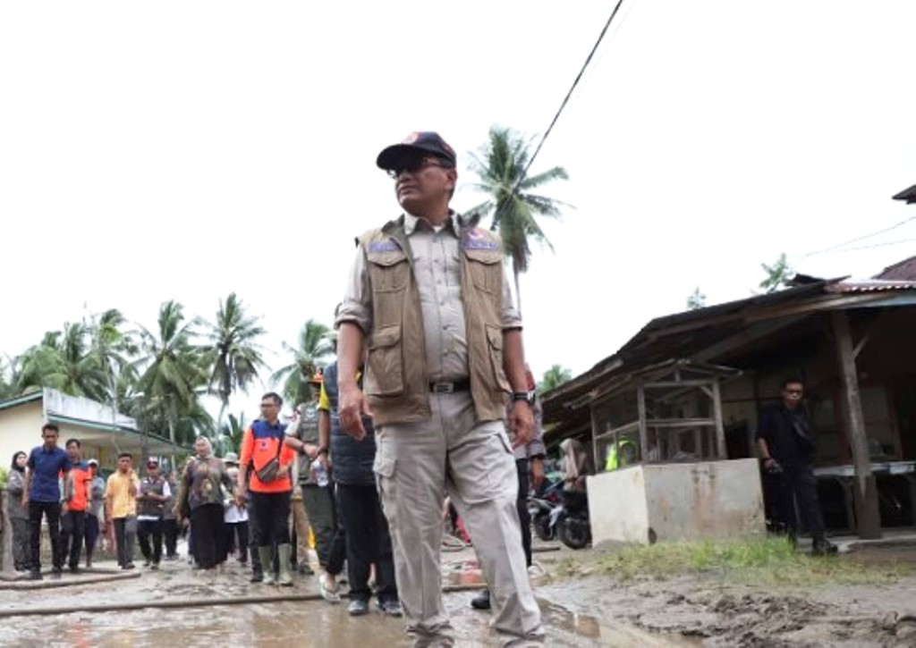 Sekretaris Utama BNPB Rustian didampingi Wakil Bupati Padang Pariaman meninjau titik yang terdampak banjir di Nagari Kampung Galapung Ulakan, Kecamatan Ulakan Tapakis. (BNPB)