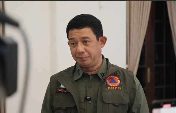 Kepala BNPB Letjen TNI Dr. Suharyanto saat sedang melaksanakan keterangan pers terkait dukungan BNPB dalam penanganan darurat atas bencana yang terjadi di sejumlah kabupaten di Sumatera Utara.