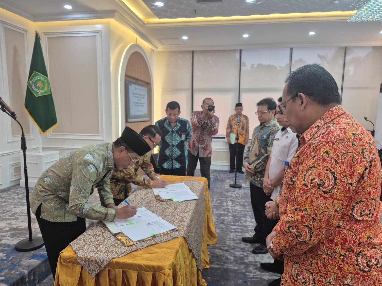 Bupati Bima Ady Mahyudi (kiri) dan Sekjen Kemenag Kamaruddin Amin menandatangani naskah perjanjian hibah, kemarin.