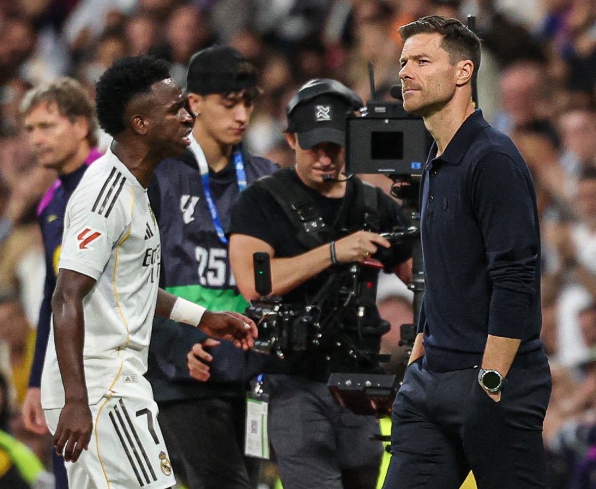 Ruang ganti Real Madrid memanas. Vinicius menolak perpanjangan kontrak, Xabi Alonso disorot tajam.