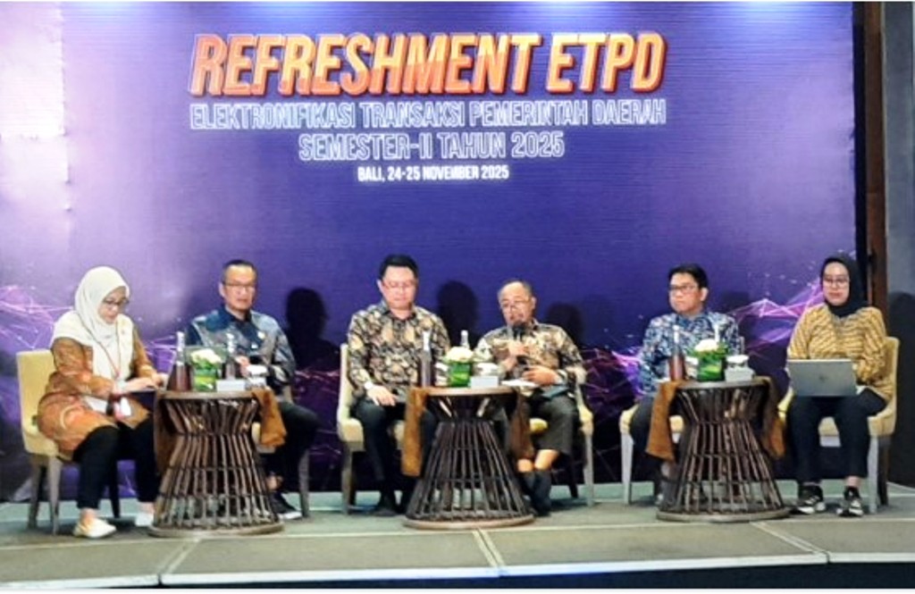 PEMBICARA DI ETPD: Kepala Bapenda Lotim Muksin (tiga dari kanan) menjadi pembicara di acara Refreshment ETPD Semester II 2025 di Bali, 24-25 November 2025 lalu.