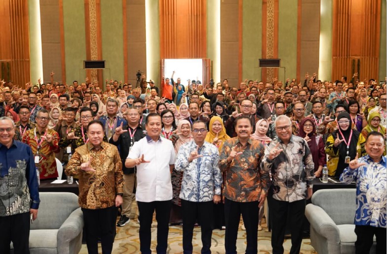 PARIWISATA: Mendiktisaintek Brian Yuliarto (tengah) didampingi Gubernur NTB Lalu Muhamad Iqbal (kiri) saat menghadiri Kongres AFEBI XIII di Aruna Senggigi Resort & Convention, Kamis (27/11).