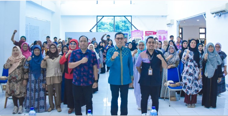 DIGITAL: Kepala Diskominfotik NTB Yusron Hadi (tengah) didampingi Kabid Persandian dan Keamanan Informasi Safrudin (kiri) saat kegiatan UMKM NTB Go Digital di Aula NTB Mall.