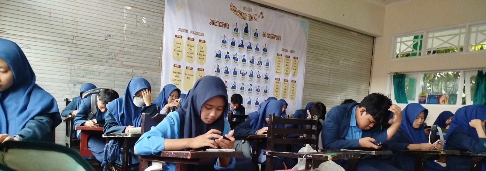 Siswa MAN 1 Mataram saat mengikuti asesmen akhir semester berbasis LMS di madrasah setempat, Kamis lalu (27/11).