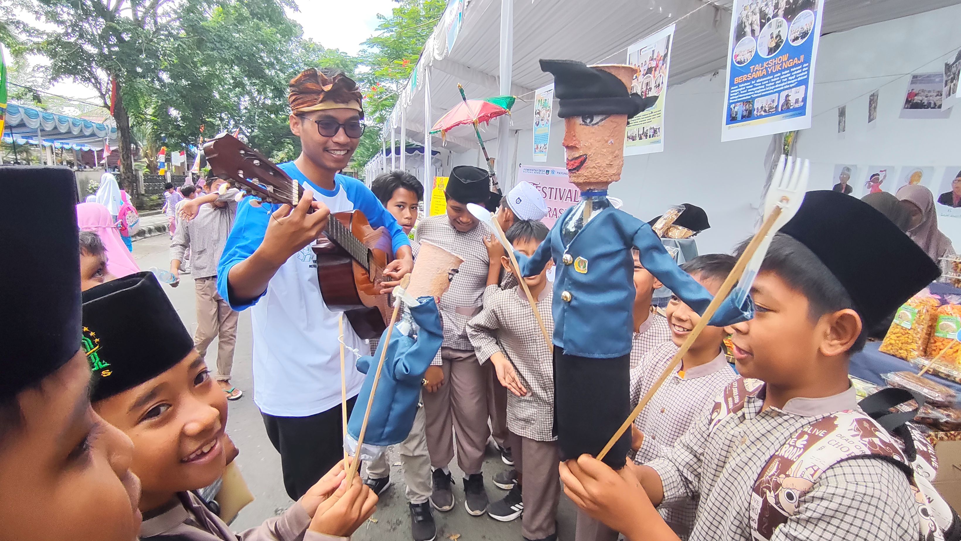Sejumlah murid sekolah dasar antusias bermain menggunakan wayang botol yang dihadirkan sekelompok pemuda-pemudi dari Desa Rembiga, Kecamatan Kopang, Lombok Tengah.